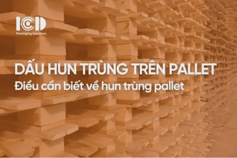Pallet gỗ xếp chồng có khe hở giữa các lớp để khí nóng lưu thông khi xử lý nhiệt